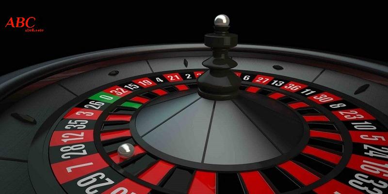 Dealer nhà cái xoay vòng Roulette để xác định kết quả